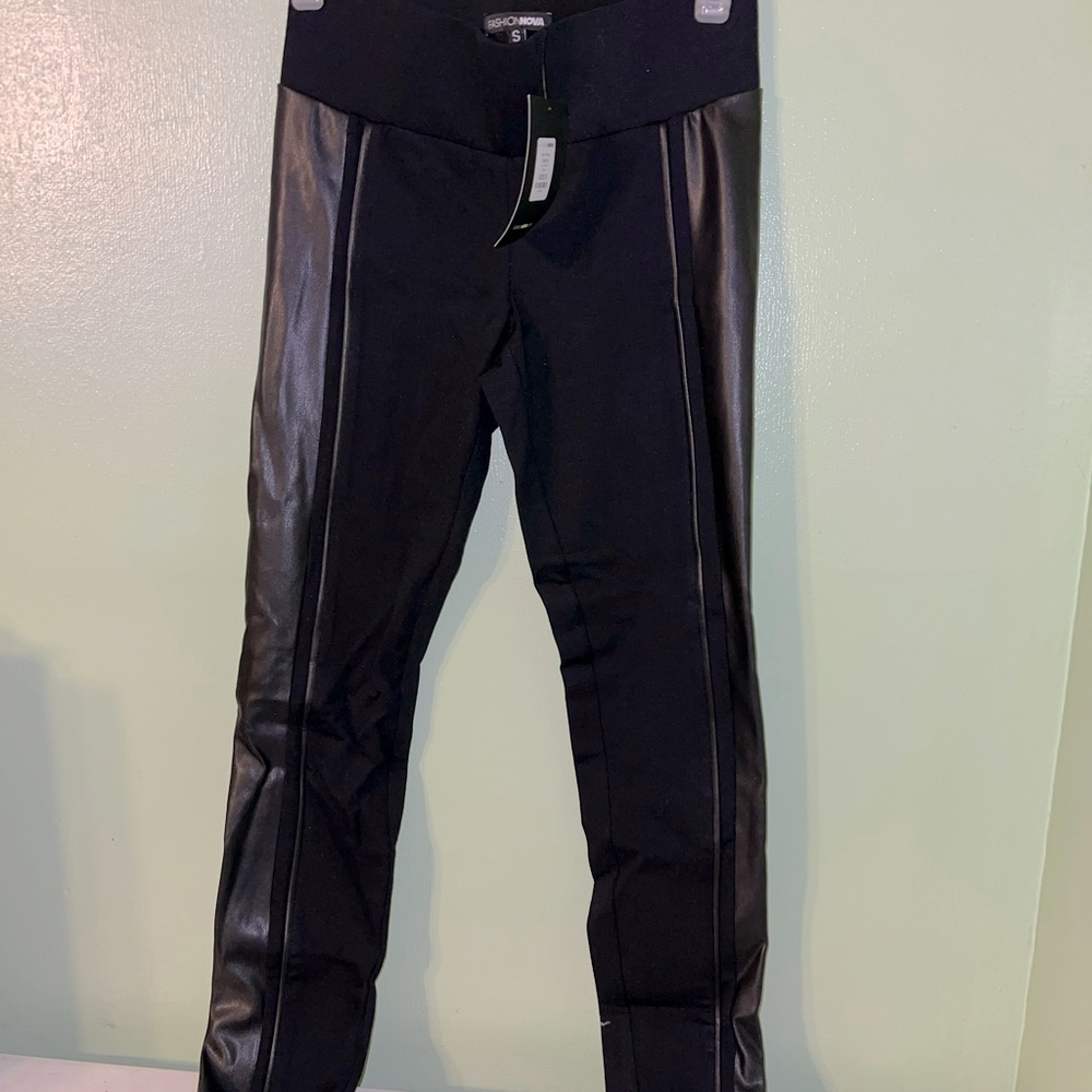 Size small,FashionNova leggings. Brand new.